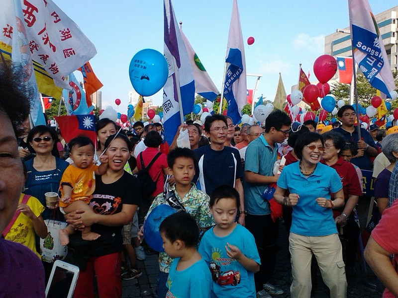 熱情的民眾一大早便起床,在台北市市府廣場前集合,準備參加升旗慢跑,民眾手持象徵中華民國國徽的紅藍白三色氣球,燦爛晨曦襯托旗海飄揚,場面壯觀。(Photo by 陳正健/台灣醒報)