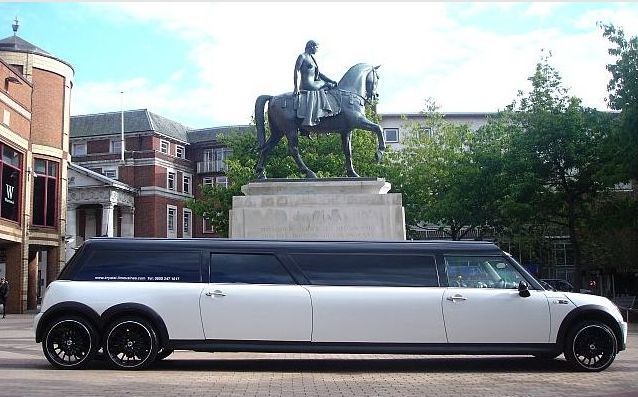英國民眾改裝了全世界最長的MINI Cooper,長度約一輛英國雙層巴士。(photo by http://www.krystal-limousines.com/)