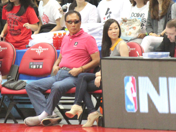 鴻海董事長郭台銘和夫人一齊現身NBA台北賽。(photo by 彭書穎/台灣醒報)