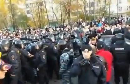 13日莫斯科南部發生暴動,造成嚴重警民衝突,民族關係持續緊張。(photo by網路截圖)