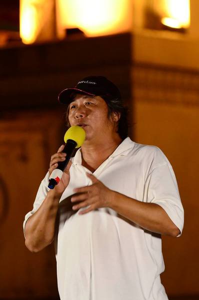 被志工們稱作「教練」的導演吳乙峰是反核運動的總指揮。
