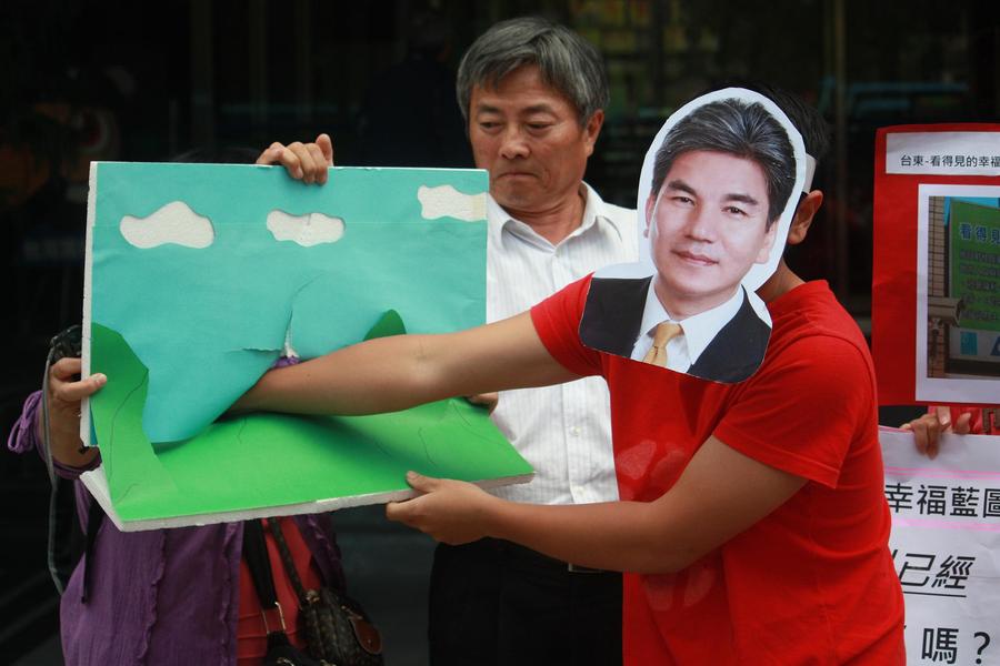 環保團體演出行動劇,痛批《區畫法》破壞環境。 (Photo by方家敏/台灣醒報)
