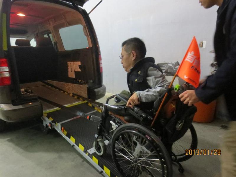 自由空間教育基金會董事長唐峰正呼籲汽車租賃業者,應該學習無障礙計程車的設計,將某些車款改裝,讓身障人士在選擇交通工具能更多元且更具彈性。(Photo by 自由空間教育基金會董事長唐峰正)