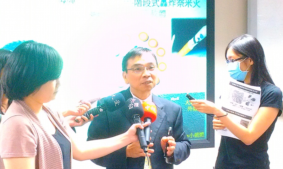交大材料系教授陳三元研發奈米藥物載體,可透過磁場控制藥物流向,並搭載雙藥物,可望改善現行癌症藥物運送模式。(photo by李昀澔/台灣醒報)