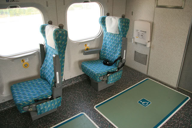 高鐵列車固定在第7節車廂,設有4席無障礙座位,可停放2輛電動輪椅及2輛摺疊式輪椅,身障者可選擇坐在輪椅上,直接利用輪椅固定裝置固定。(Photo by 台灣高鐵公司)