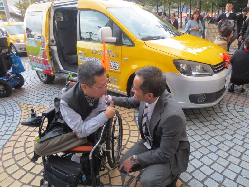 無障礙計程車不但夠靈活,能符合身障者的需要,雖然車費高,但司機服務態度普遍比較好。(Photo by 自由空間教育基金會董事長唐峰正)