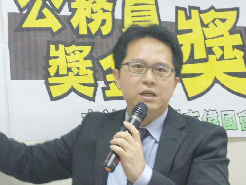 立委邱志偉痛批,在全民薪資倒退的同時,公務員卻有高額無法源依據的「黑箱獎金」可領。(photo by張瀞文/台灣醒報)