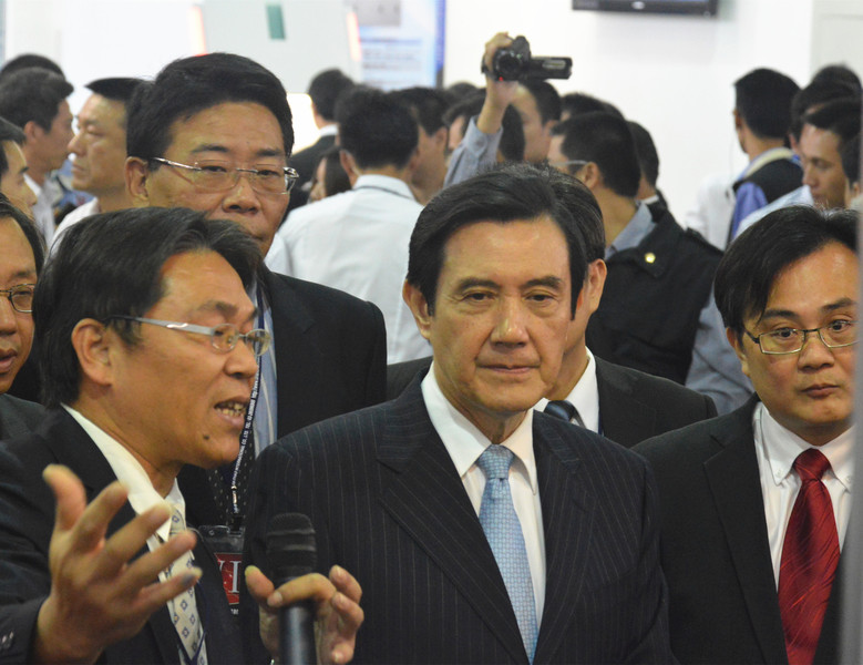 馬總統親自聆聽廠商簡介,四周有許多維安人員隨時戒備。(photo by 彭書穎/台灣醒報)