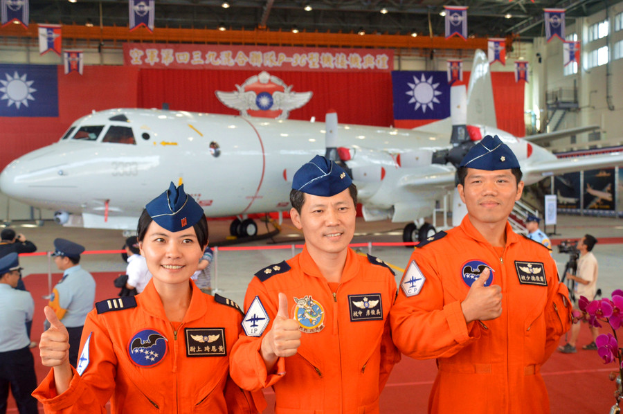 國外受訓回來的三位機組人員,為P-3C加油打氣。(photo by 彭書穎/台灣醒報)