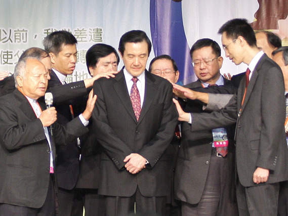 牧師們為馬總統祈禱。(photo by 國家祈禱早餐會)