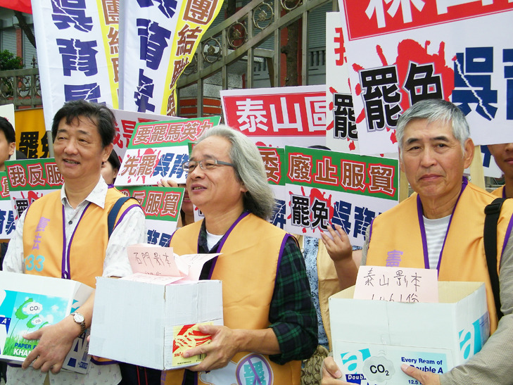 資深媒體人馮光遠(中)會同導演柯一正(右)、清大榮譽教授彭明輝(左),將新北市第1選區6千份罷免藍委吳育昇的連署提議書送交中選會。(photo by李昀澔/台灣醒報)