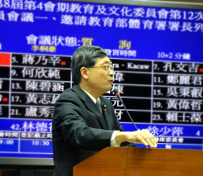 李桐豪怒斥體育署籌畫世大運未與與立法院溝通,將預備金送審,作法「偷雞摸狗」。(彭書穎/台灣醒報)