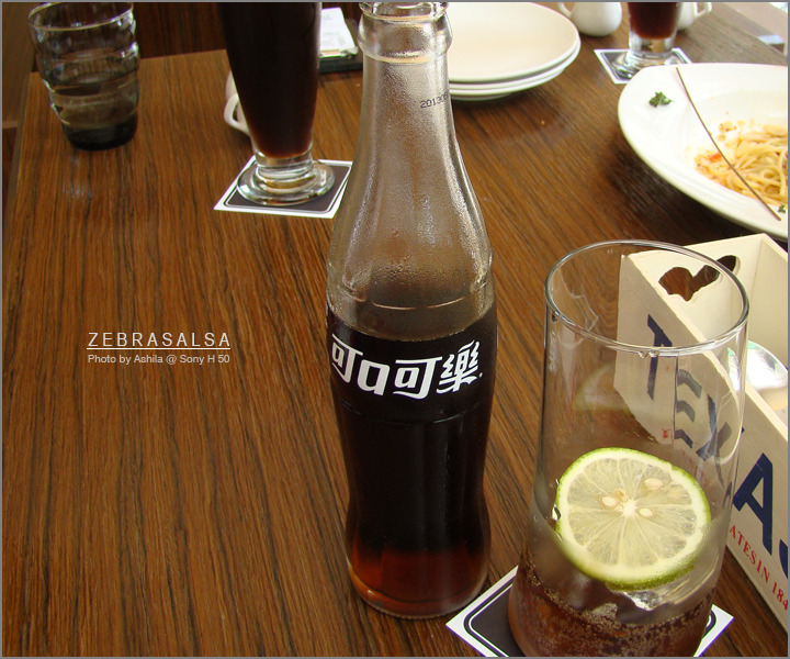 汽水、可樂碳酸飲料添加磷酸,攝取過多容易導致骨質流失。(Photo by Ashila@花月、海 on Flickr - used under Creative Commons license)