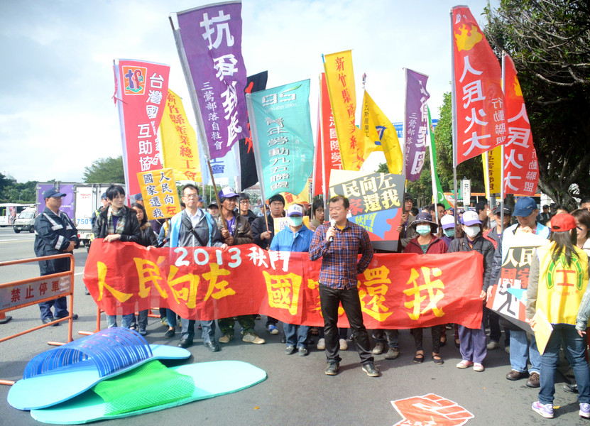 秋鬥行前記者會,超大藍綠拖鞋成焦點。(photo by 彭書穎/台灣醒報)