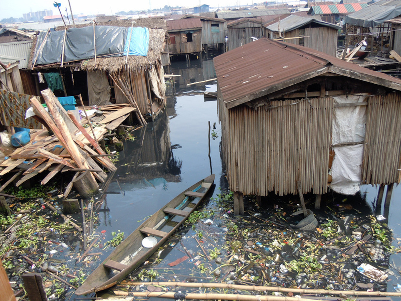馬可戈居住環境雜亂,汙水四溢。 (Photo by boellstiftung on Flickr-used under creative commons license)