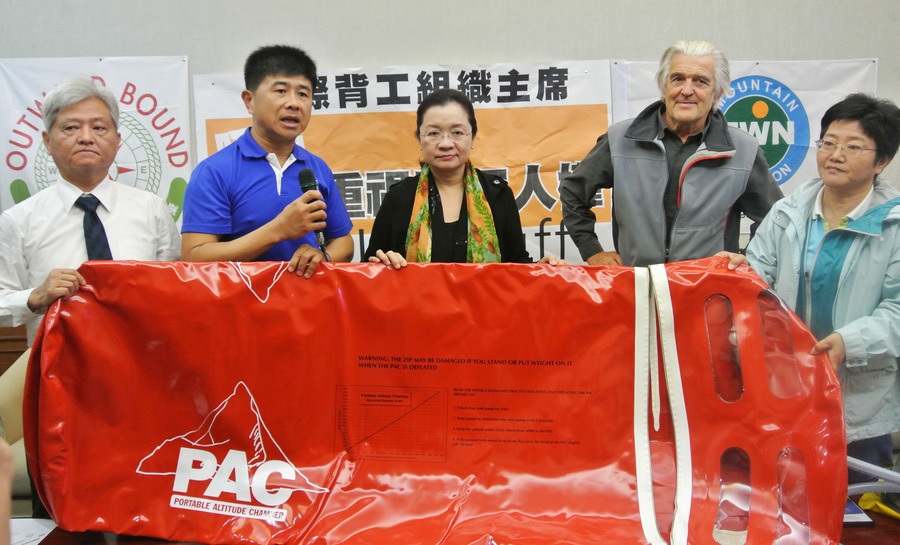 國際揹工組織主席Dr.Jim贈送台灣外展基金會專用於治療高山症患者的輕便攜帶型加壓艙(PAC),並對台灣揹工人權提出建言。