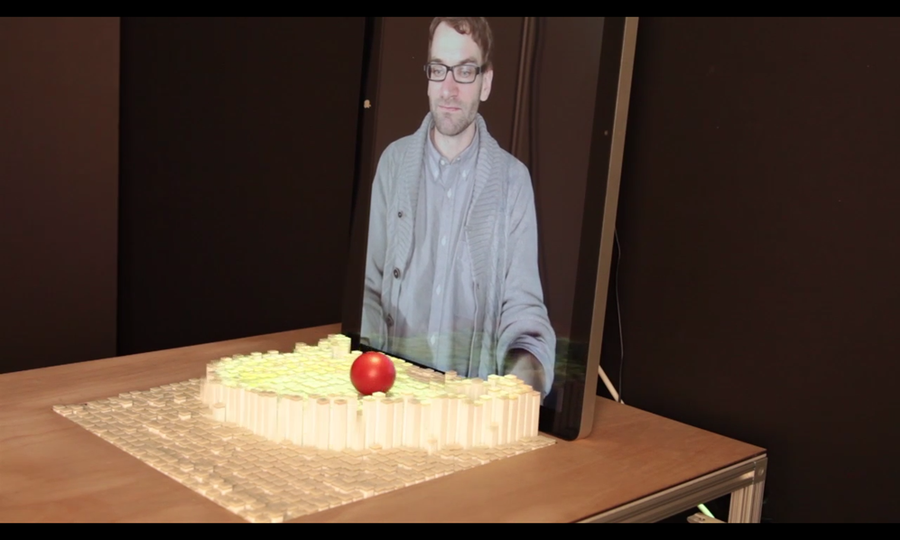 麻省理工學院一個名為「觸媒」的團隊,日前公佈一款名為「inFORM」的3D人機介面,此款人機介面可在視訊溝通時,讓對方看到相同物品的3D模型。(photo by 網路截圖)