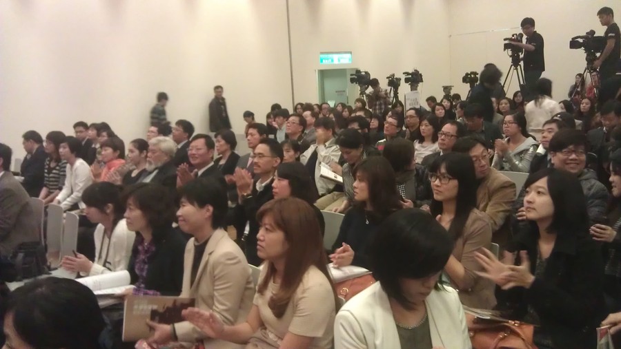 2013卓越新聞獎頒獎典禮於22日舉行,多位入圍媒體先進到場等候得獎消息,聯合報記者團隊獲獎合影。(photo by 杜胤廣/台灣醒報)