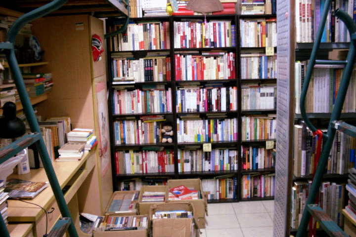 陳天翔跟學校申請的「私人圖書館」,目前已有超過8千本書。(截圖自陳天翔人人網)