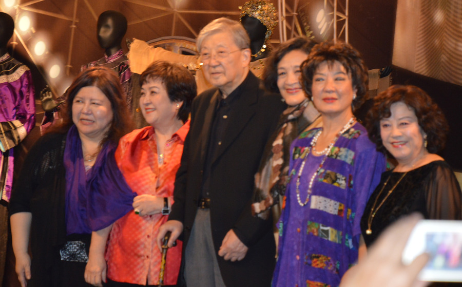 導演李行與「國聯四鳳」合影。(photo by彭書穎/台灣醒報)