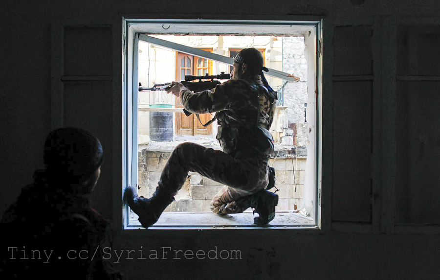一名反抗軍陣營的庫德族士兵,在阿勒坡戰場瞄準政府軍。(Photo by Freedom House on Flickr – used under Creative Commons license)