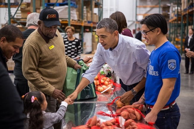 美國總統歐巴馬雖然努力視察民情,但民調仍然低落。(photo by whitehouse.gov)