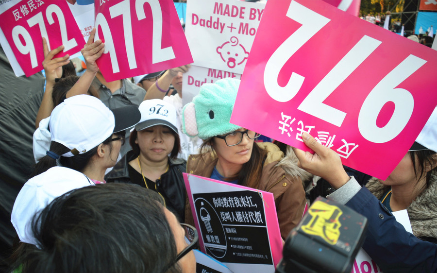 想要與反對法案民眾溝通的王小姐,遭到「糾察隊」和民眾的包圍。(photo by彭書穎/台灣醒報)