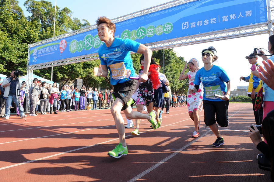 「2013國小校際盃暨名人公益路跑接力賽」1日在台北市中正高中開跑,演藝、體育名人齊聚為公益而跑。(Photo by 陳正健/台灣醒報)
