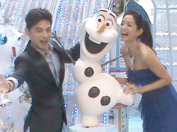 阿Ken和Janet配音《冰雪奇緣》笑話不斷。阿Ken模仿雪寶動作,樣子還有些神似。(Photo by 張菀庭/台灣醒報)