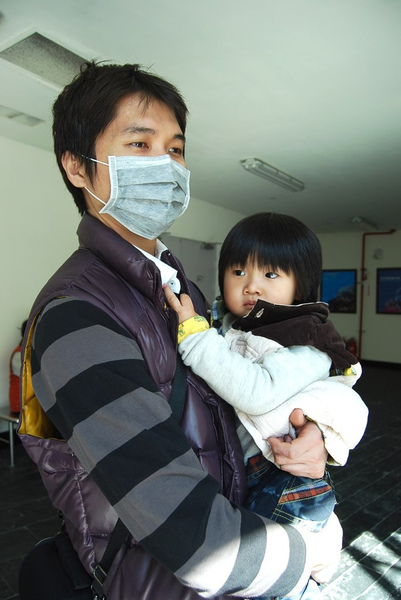 週一開始變天,天氣轉涼了,加上空氣午染指數高,建議民眾出門攜戴口罩防空汙。 (photo by gigihuang88 on Flickr- - used under Creative Commons license)