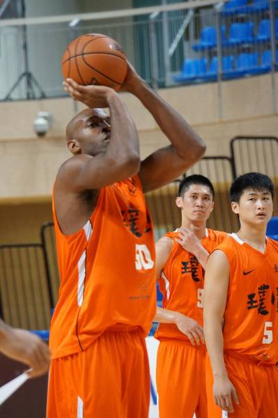 戴維斯每場比賽平均拿下18.17分、11籃板、1.83次火鍋、二分球命中率高達6成的優異成績,領先各隊外藉長人。(photo by 璞園建築籃球隊粉絲團)