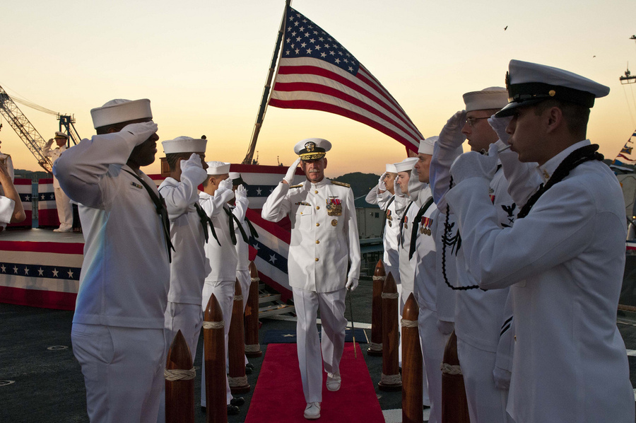 美國太平洋第七艦隊司令斯威夫特向船員敬禮。(Photo by Official U.S. Navy Imagery on Flickr – used under Creative Commons license)