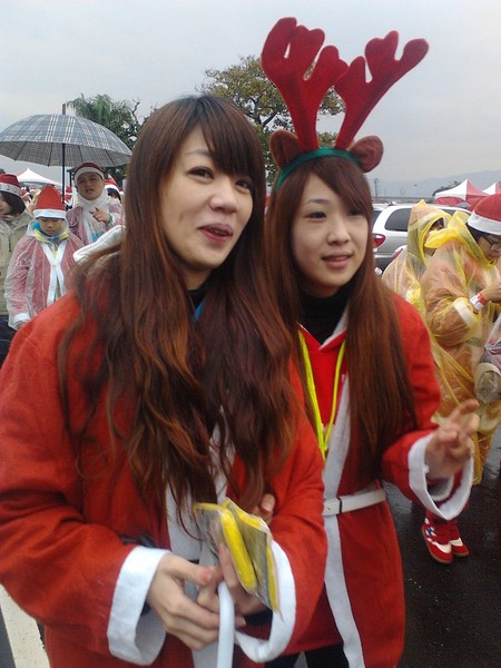 「樂天xO SHa' Re2013 聖誕路跑趴」22日在台北市美堤河濱公園舉行,參賽選手個個穿上聖誕老人裝,染成一片紅色的人海,充滿了佳節氣氛。(photo by 陳正健/台灣醒報)