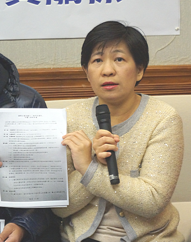 立委黃文玲表示,公共電視以假承攬、真僱傭的形式,規避所需要擔負的公司責任。(photo by廖政貿/台灣醒報)