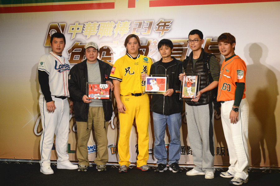 三位球員與抽到簽名大卡的球迷們一起合照。(photo by 彭書穎/台灣醒報)