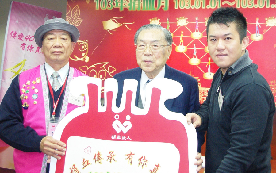 基金會董事長胡惠德(中)見證黃輝雄、陳永璋世代交替接棒為捐血人。(Photo by 台灣醒報/張舜行)