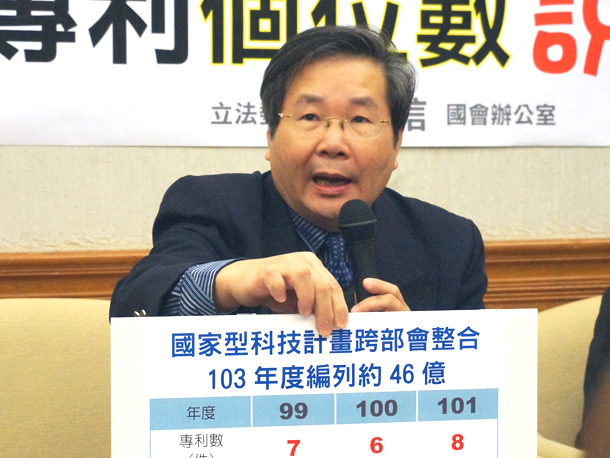 立委許忠信指出,國科會的國家型科技計畫和經濟部的科技專案,兩者拿了大筆國家預算,產出卻不成比例,值得檢討。(photo by廖政貿/台灣醒報)