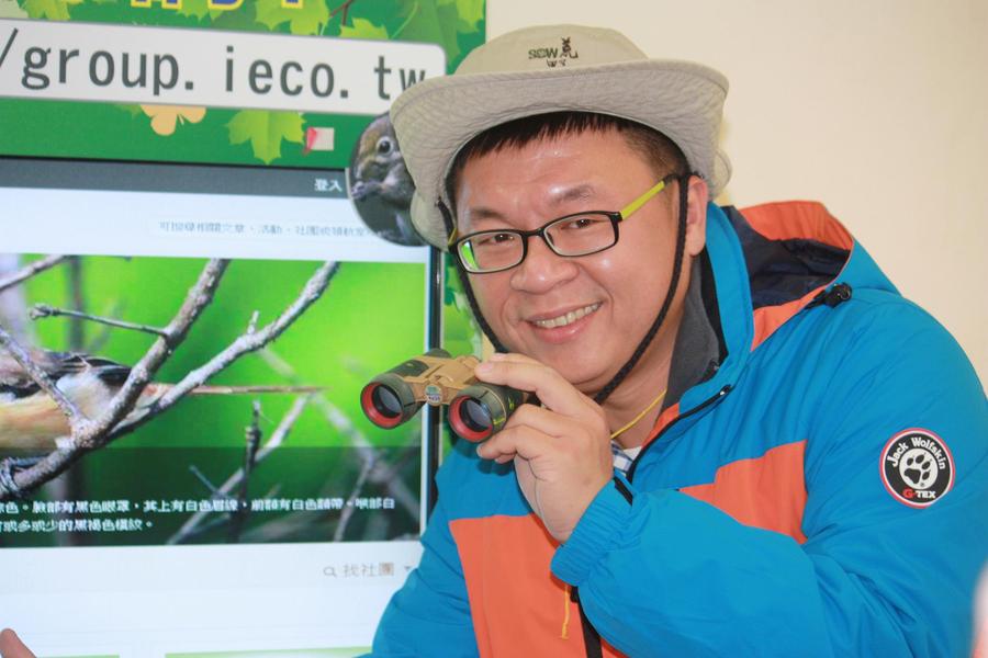 NGO組織成員示範操作「生態領航家」的網路平台。 (photo by 方家敏/台灣醒報)
