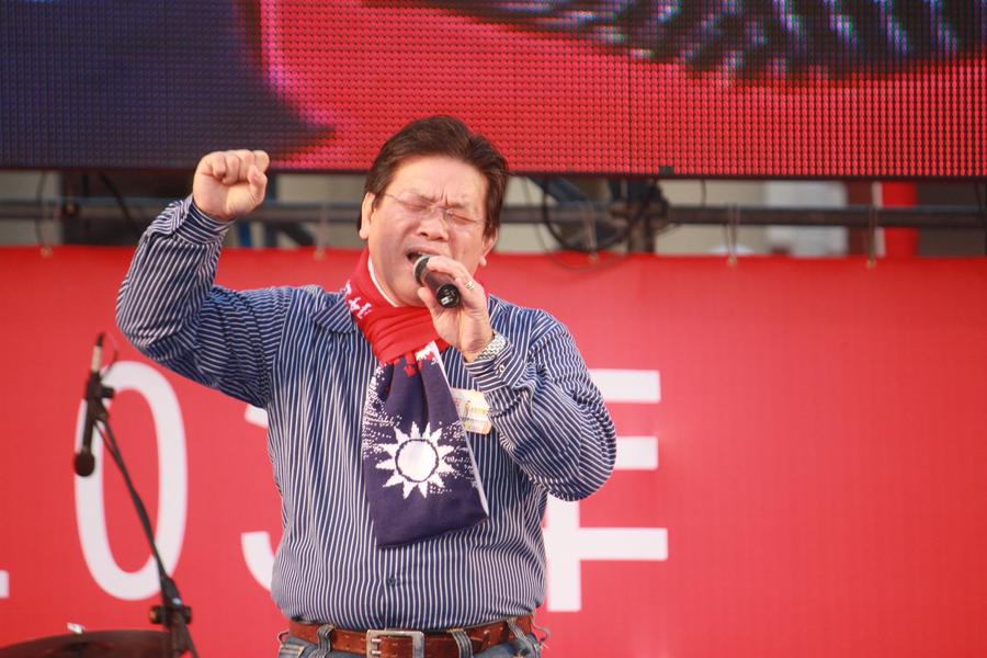 由罕見疾病家長所組成的「睏熊霸」樂團帶來〈一首搖滾上月球〉、〈I Love You〉等多首好歌炒熱現場氣氛。(photo by 總統府)
