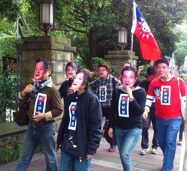 反賭聯盟以行動劇方式,舉著「賭博共和國」國旗出場。(photo by彭書穎/台灣醒報)