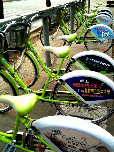 消基會10日上午點名台北、高雄、新北市的Youbike、C-bike、NewBike等腳踏車租借條款不僅含糊不清,更疑似擴大業者自身的免責範圍,恐讓消費者識讀混淆,圖為高雄市的C-Bike。(photo by macglee on Flickr- used under Creative Commons license)