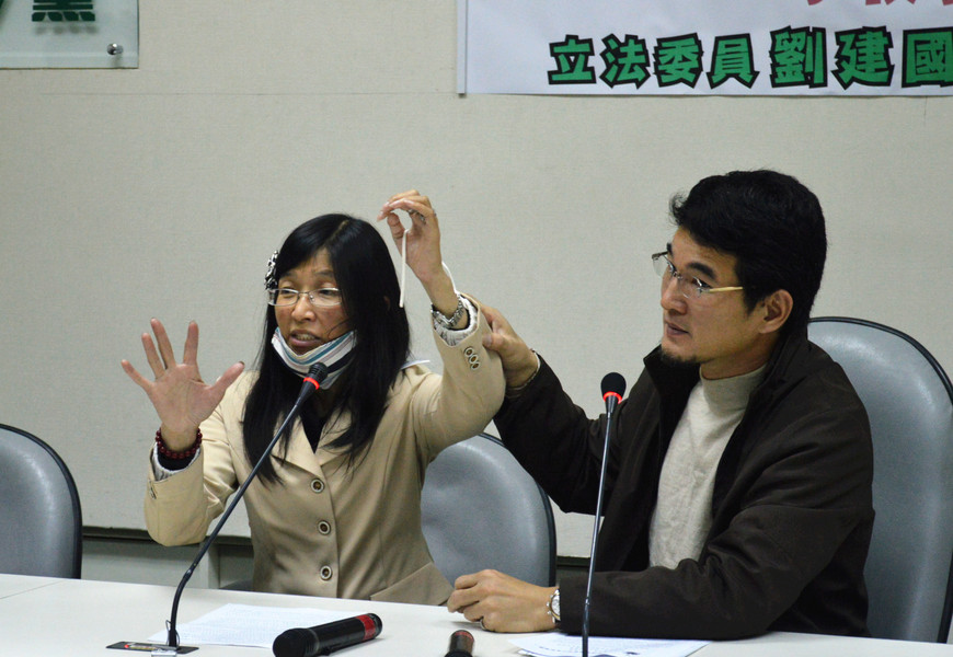 吳小姐記者會中介紹她因車禍而導致殘障的左手。(photo by彭書穎/台灣醒報)