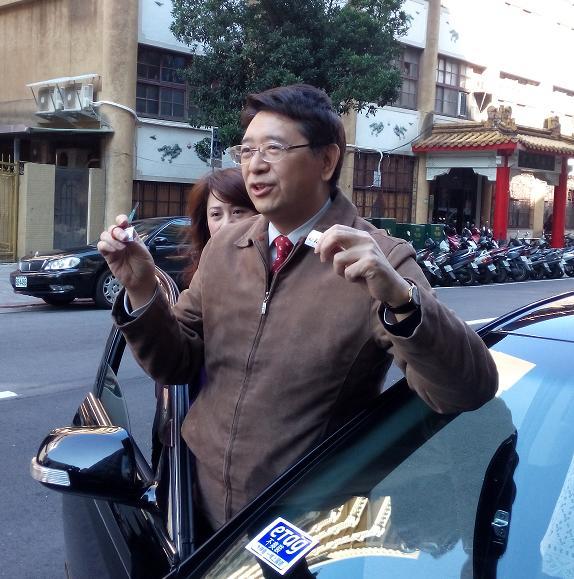 台聯秘書長林志嘉為民眾示範eTag退辦教學,並在媒體鏡頭前將eTag標籤取下,當場撕毀。(Photo by鄒焌弘/台灣醒報)