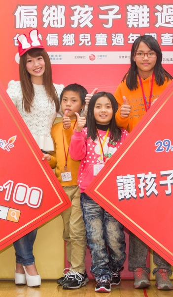 6成偏鄉兒童吃的年夜飯是罐頭、調理包,今年兒福年盟預備蘿蔔糕、肉蝦、雞湯等,助弱勢家庭過好年。(photo by 兒福聯盟)