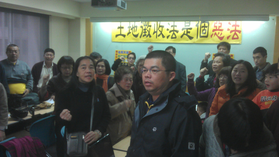 南市反鐵路東移地下化30多位住戶20日在立院旁抗議,希望如期召開公聽會。(photo by 杜胤廣/台灣醒報)