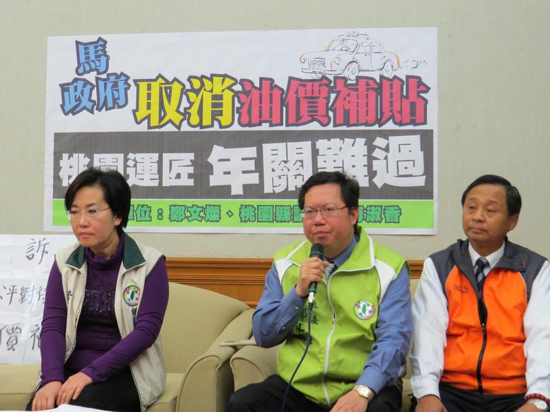 桃縣「運將」在議員陪同下北上陳情,指凍漲12年的計程車運價,今年終於調漲15元,但每月2千元油價補貼也沒了。(Photo by 鄒焌弘/台灣醒報)