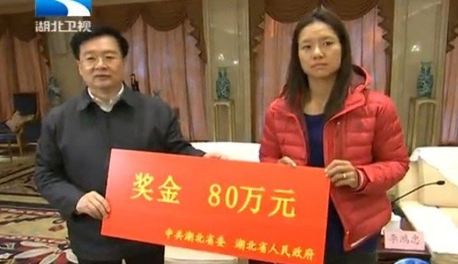 李娜接受領導致贈紅包,卻毫無喜悅。(photo by湖北衛視影像截圖)