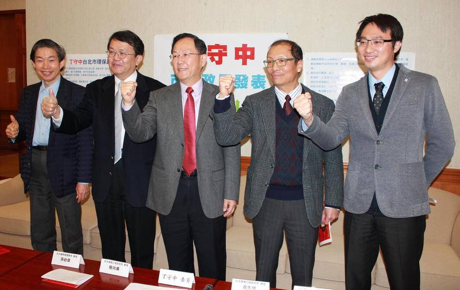 立委丁守中13日發表「台北市環保政策主張」,他感嘆媒體大篇幅報導選舉口水戰,的確影響到他的民調支持率。(photo by 邱惠恩/台灣醒報)