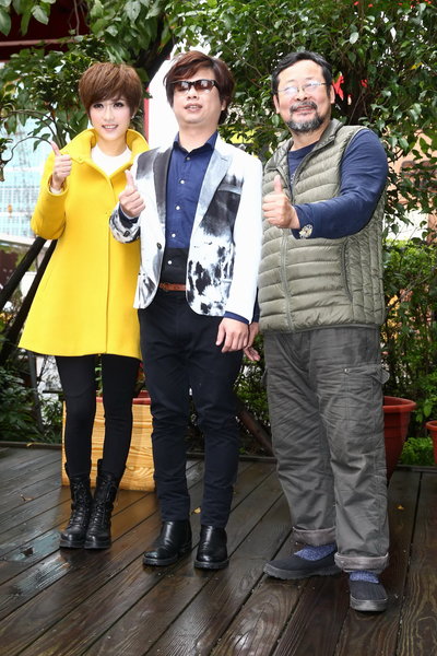 盲人歌手王俊傑13日發表新專輯,台語金曲歌王、歌后李婭莎、陳明章也帶著「金曲獎盃」到場為他加持,祝福他拿下今年的金曲獎。(Photo by馬拉音樂)