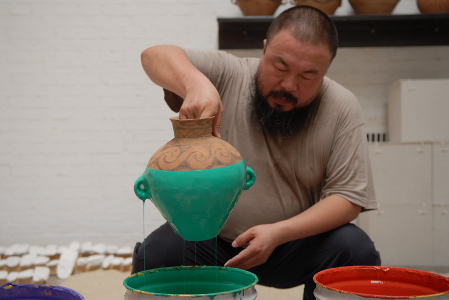 艾未未日前在邁阿密參展的作品《彩色花瓶》遭當地藝術家砸碎。 (photo byhhorn )